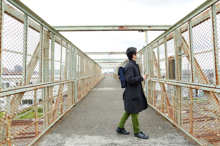 昭和4年（1929）に造られた三鷹電車庫跨線橋は、太宰治がよく訪れていた場所として有名。