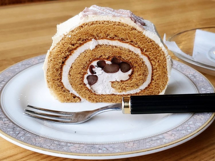 黒蜜きなこのロールケーキ430円。