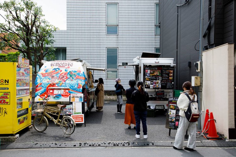 エスニックな香りにそそられて路地をのぞくと行列が！