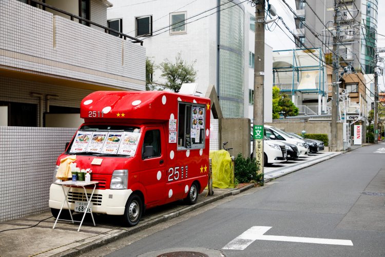 14：45まで営業する『幻冬舎』前。