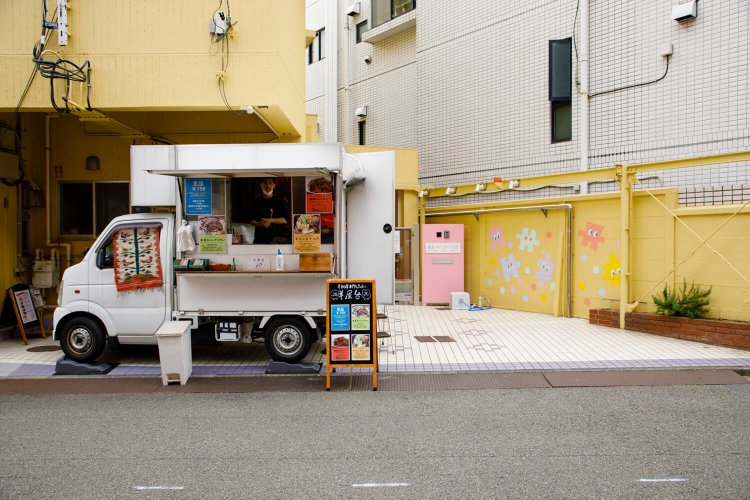 『 未来のピース保育園』駐車場。『キッチンhoihoi』と名称がある。