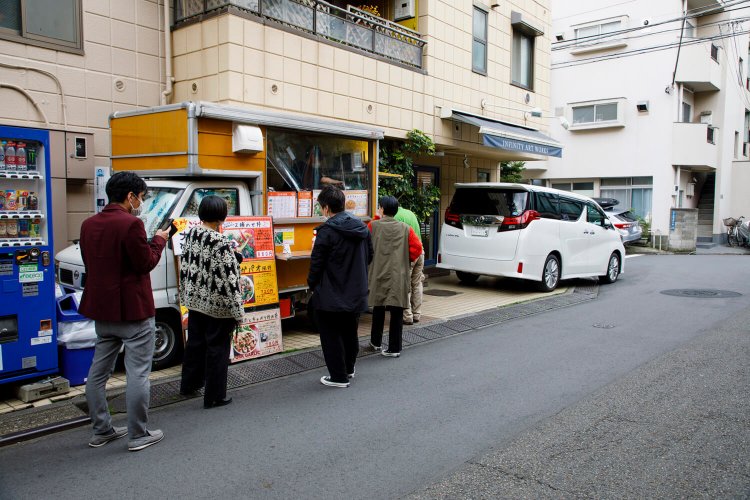 4丁目のセブンイレブン近くでは予定表を配布。界隈で最初に始まった場所。