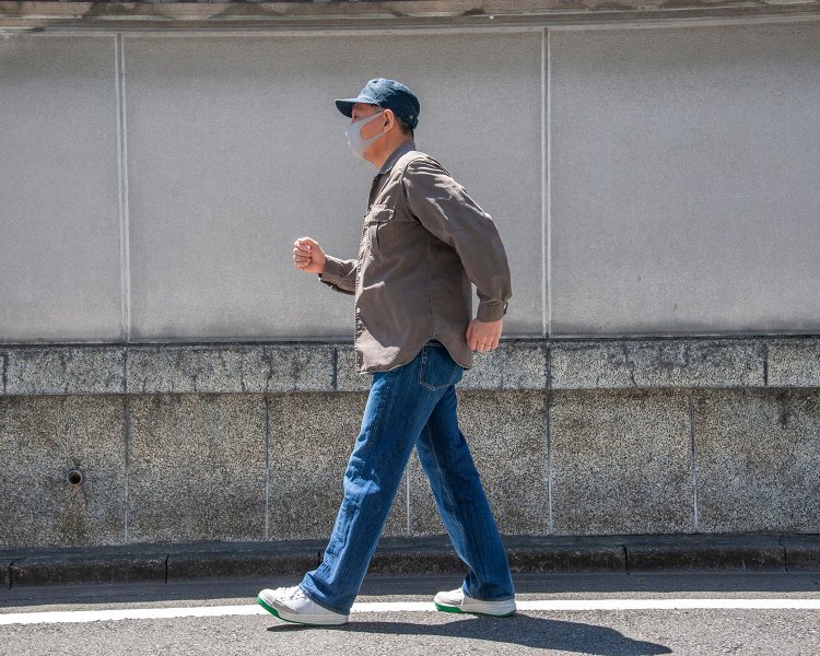 大股早歩き。姿勢よく、できるだけ大股で歩く。自然と早歩きになり、これだけで腹筋・背筋にかかる負荷が増し、腹回りの引き締めも期待できてしまう。