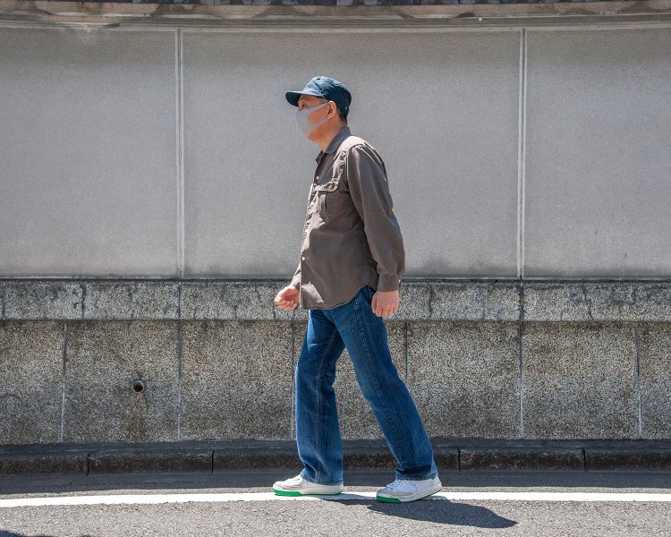 ナンバ歩き。スポーツ選手も採用する、江戸時代までの日本人の歩き方。右足を 出す時は右手、左足なら左手と、左右揃えて歩く。体幹が鍛えられる。