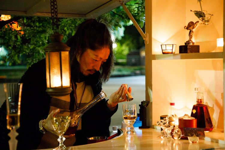 お酒を注ぐ神条さん。夜風に乗って香りも放浪する。