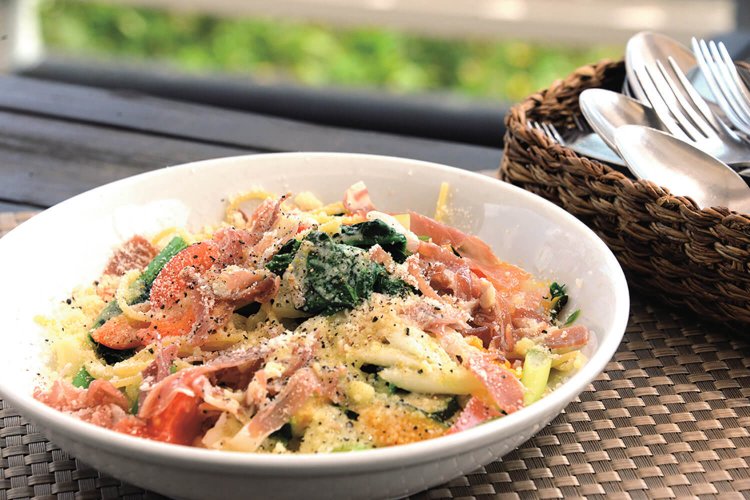 「富里野菜と生ハム パルメザンチーズのスパゲッティ」1320円。