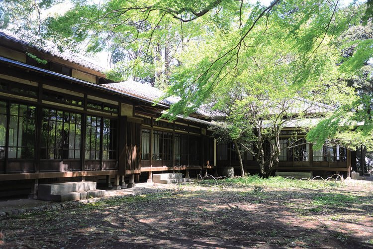 岩崎が終の棲家とした瀟洒（しょうしゃ）かつ軽快な近代和風建築。母屋は昭和2年（1927）築。