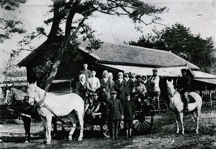 農場職員の記念写真。大正14年（1925）の撮影。