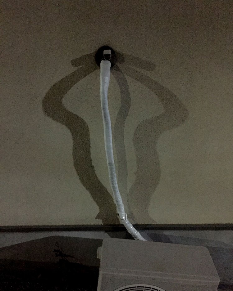 影キノコ。左右からの街灯の光で影が2つできて、室外機からキノコが出現。