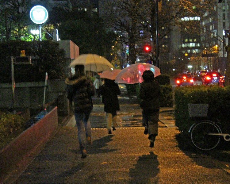 雨の夜に傘を差してスキップしたら、思わぬメリー・ポピンズ感があった。