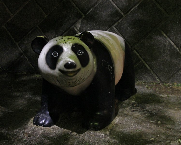 完全に目がイッているパンダ。顎鬚も生えている。象形遊具はパンダ率が高い。