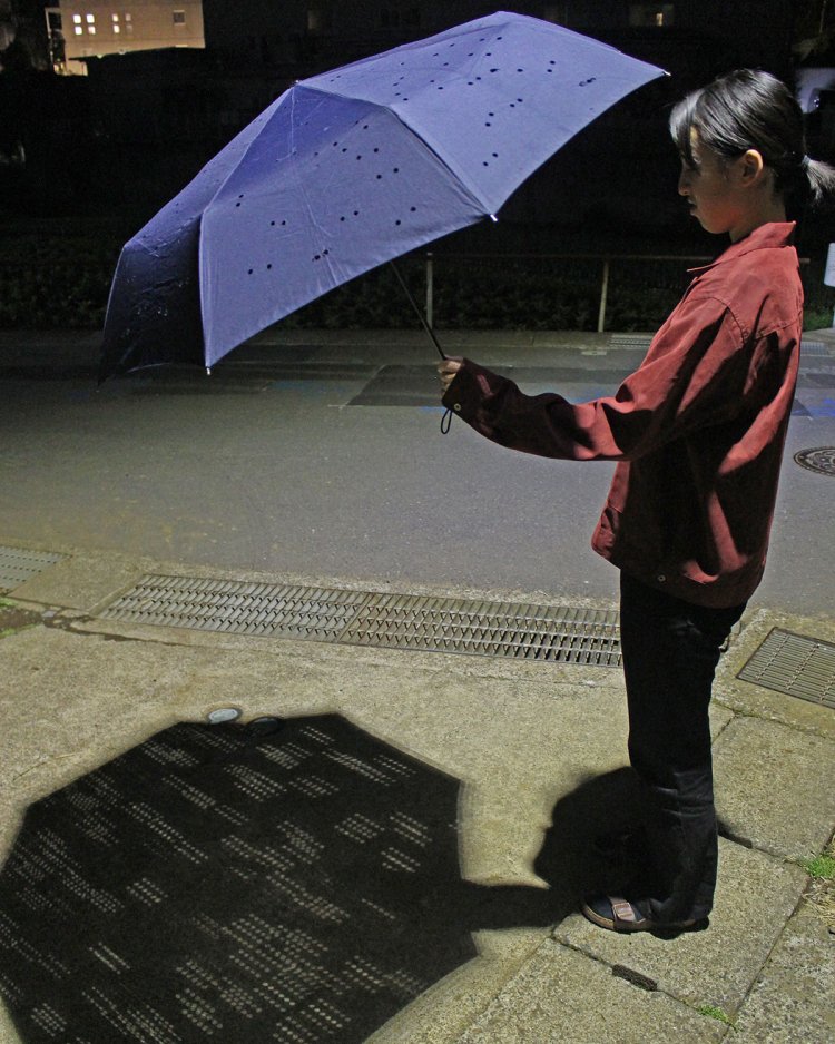 ハタから見ると怪しい。LED防犯灯は形や高さがさまざま。いろいろ試そう。