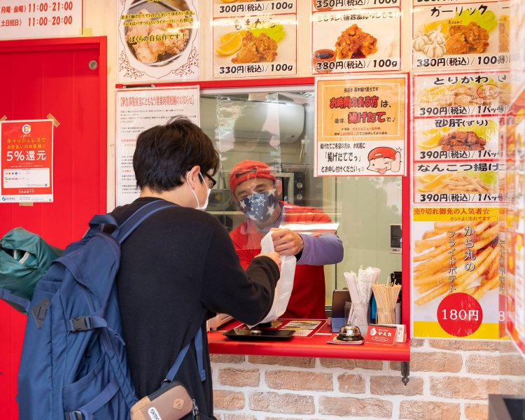 つまみを調達！　商店街のお気に入りの店で、チェアリング用のおつまみを購入。