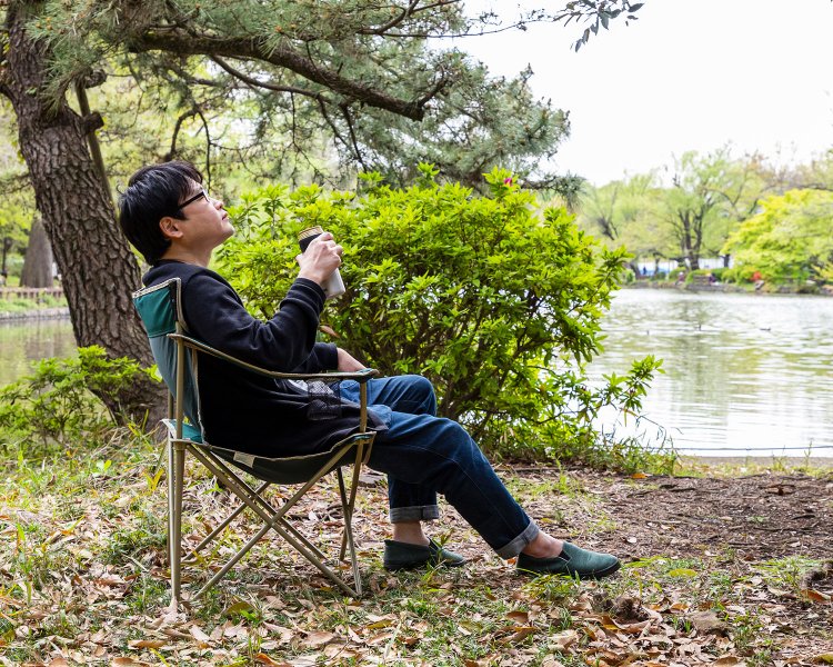 【腰をおろすスポット③ 池のほとり】水辺は特に心癒やされるスポット。キラキラ輝く水面を見ているだけで、心身がリラックスしてゆく。