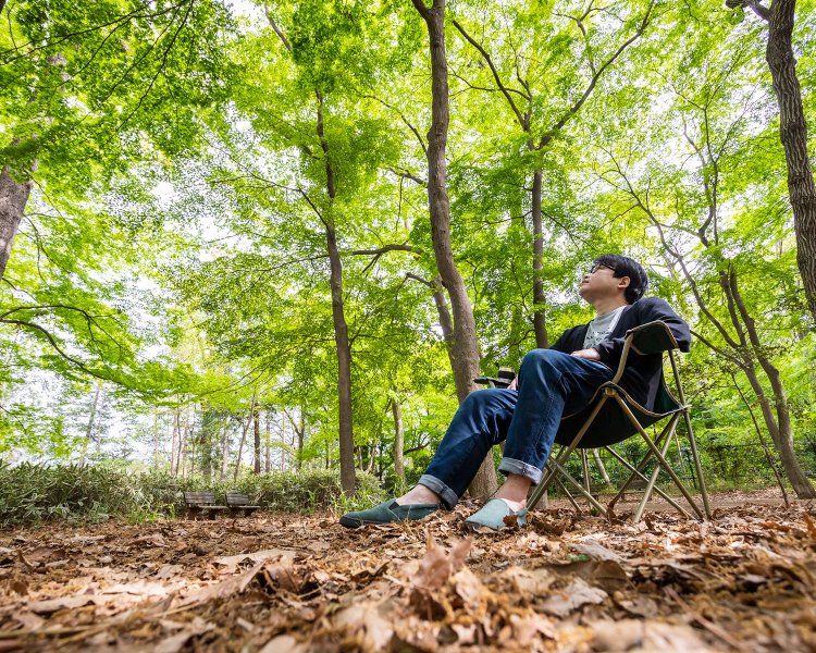 【腰をおろすスポット① 森の中】都内であっても、大きな公園の中ならば、まるで避暑地の森の中にやってきたような場所が見つかる。