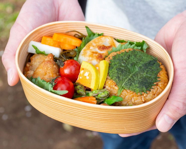 パリッコのおつまみ弁当。お気に入りの弁当箱に、商店街で買い集めてきた総菜を。彩りなどを考え仕上がりを想像しながら詰めていく作業も楽しい。