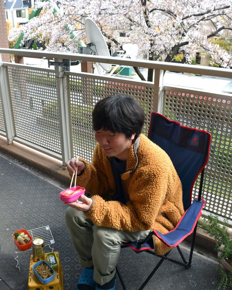 【腰をおろすスポット⑤ ベランダ】もっとも手軽に、もっとも安全にチェアリングできるのが、ベランダ。だまされたと思ってぜひ一度。