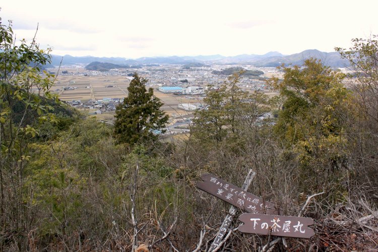 下の茶屋丸から城下北方を望む。篠山盆地には小山が多く、両軍の陣城や支城がひしめき合っていた。