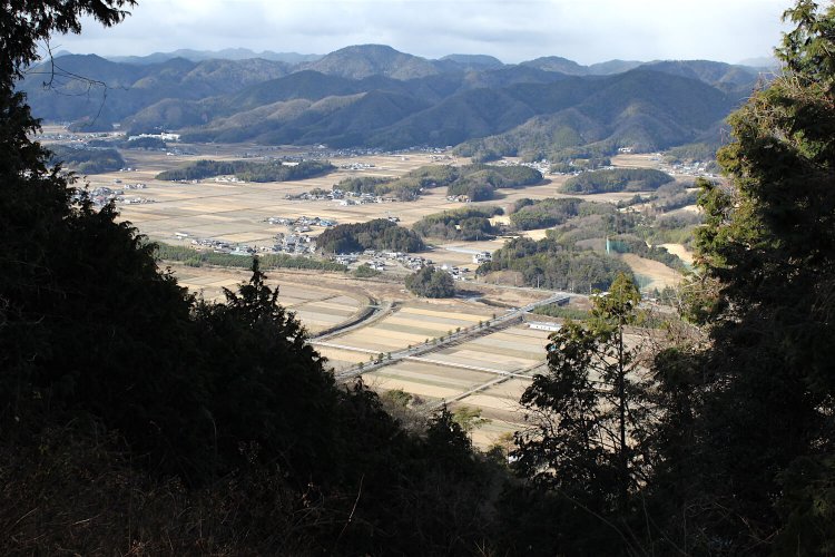 岡田丸先端部からの眺望。下の茶屋丸に比べ高さもあり、より遠方まで見える。