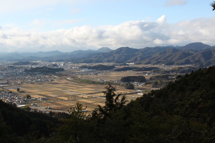 芥丸より。城内で最も城下の眺望が開けている。
