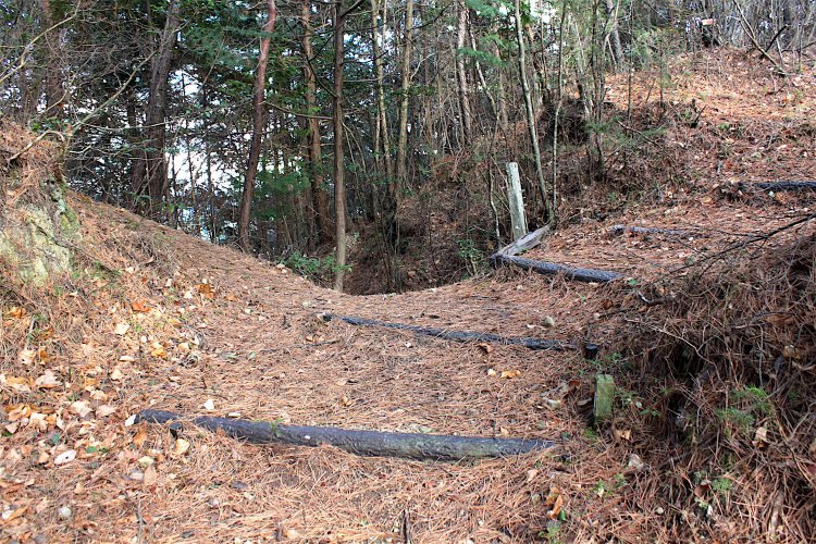 西蔵丸手前には土橋がしっかり残っていた。