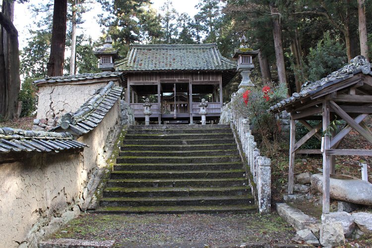 土塀がシブい春日神社。境内脇に城主の居館があった。