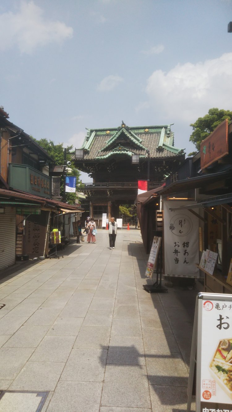 柴又帝釈天は寛永６年（1629）の開山。熱狂的な寅さんマニアはここで記念撮影する際「バター」の合図でシャッターを切るという噂。