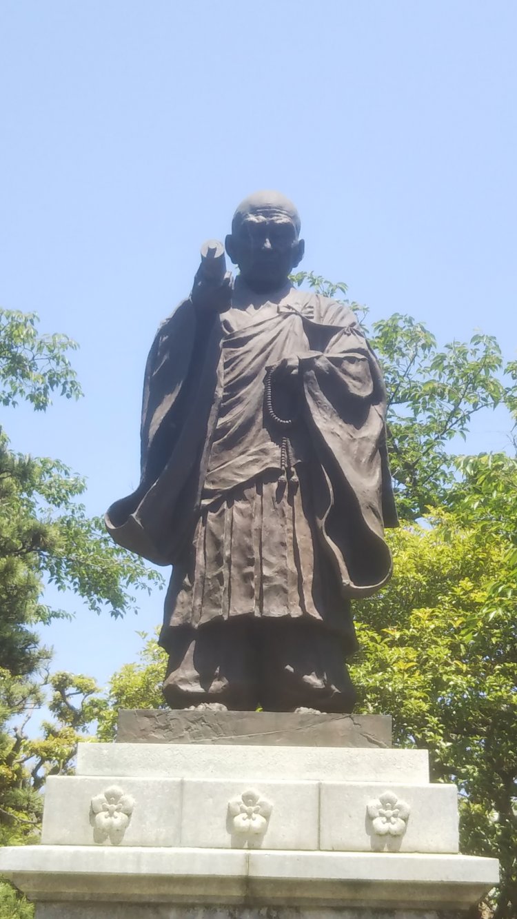 同寺の開祖・日常上人の像。これらに倣って帝釈天に御前様（日奏上人）像の建立を希望する！