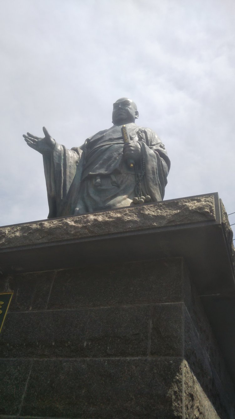法華経寺に立つ日蓮上人の像と、