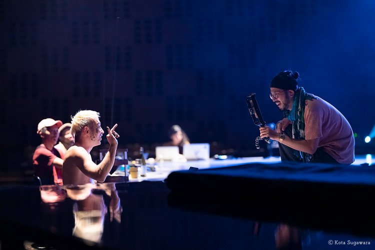 2019年公演中のインスタライブでの配信の様子。会場の内外から作品の重要のモチーフになっている川柳のお題を募集した。