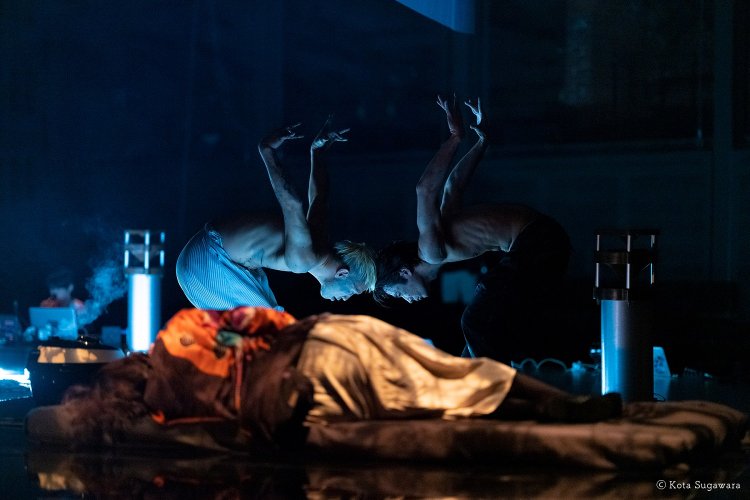 2019年公演「素晴らしい偶然をちらして」より。手前が村松さん。今回は無事に出産を経ての参加であることが第1回の配信で報告されている。