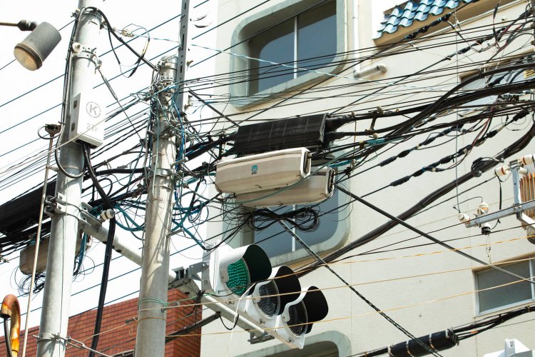 通信ケーブルをまとめたり、分岐させたりするもの。アナログ回線用が黒で光ファイバー用がグレー。