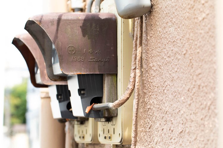 メーター横の電線に施された“光学迷彩”。ひと手間かけて景観に配慮。