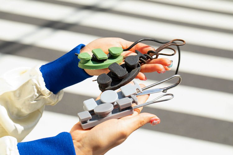 電線と電線の接続部に使う部品。特に低圧線から家庭などへの引き込み線の接続に使われることが多い。