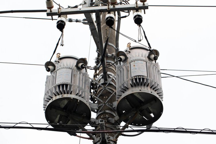 高圧線の6600Vから家庭用の100〜200Vに変圧する。メーカーや時代によって形が異なる。