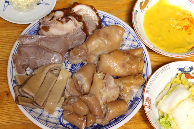 いろんな種類を少しずつ贅沢に盛り付け。麺類にトッピングしても旨いんじゃないだろうか。