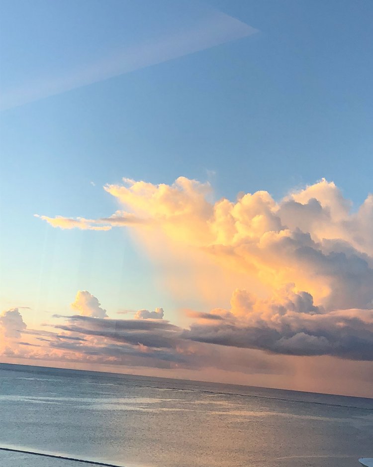 海上でよくみられる。海沿いでは陸と異なる雲が現れることも。