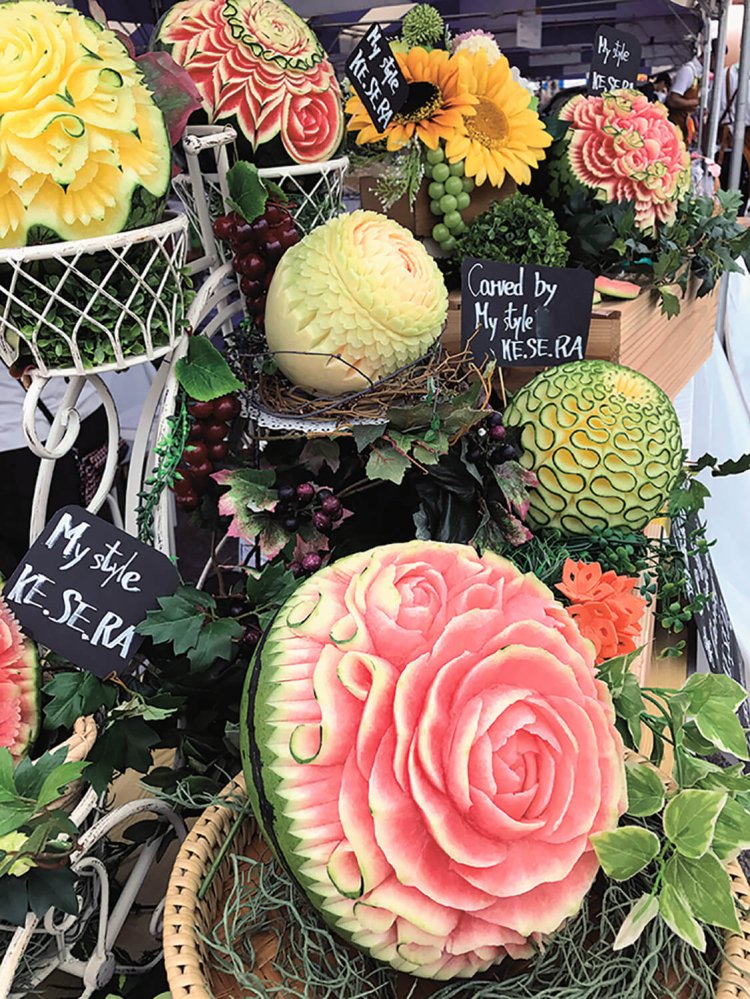 思わず目を見張るスイカのカービング作品の展示。