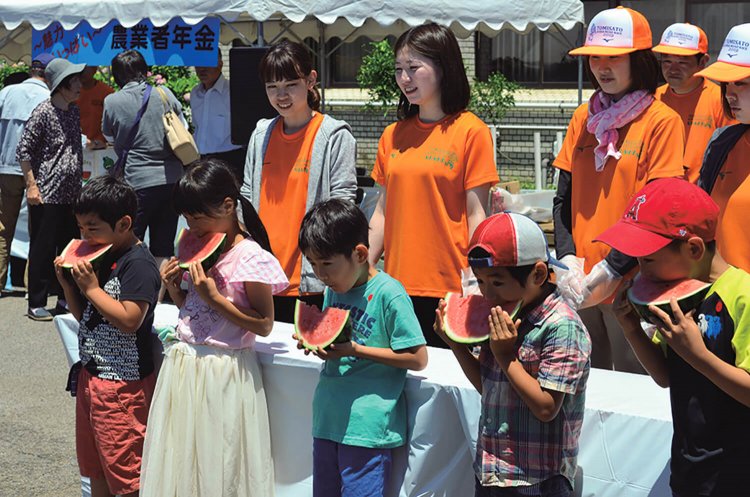 子供たちが笑顔でほおばる「すいかをきれいに早食い競争」。「志村けんさんの食べ方は禁止」のルールがあるとか。