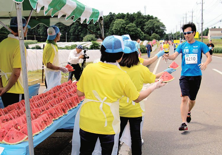 水でなくスイカが渡される大会名物の“給スイカ所”