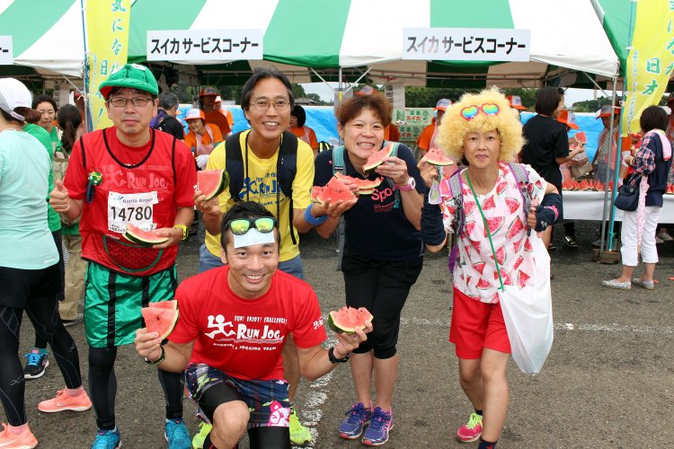ゴール後にもスイカ。コスプレしたランナーも多く大会を盛り上げる。