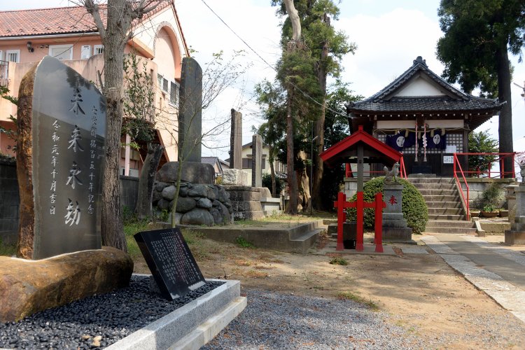 開拓50年、100年、150年の節目に建てられた記念碑が境内に並ぶ。