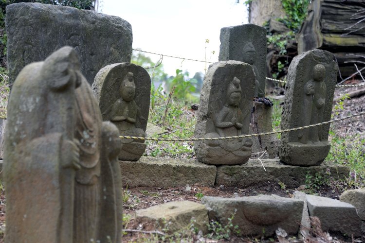 中央が市内最古の馬頭観音。傾いた大きな板碑もあるので注意。