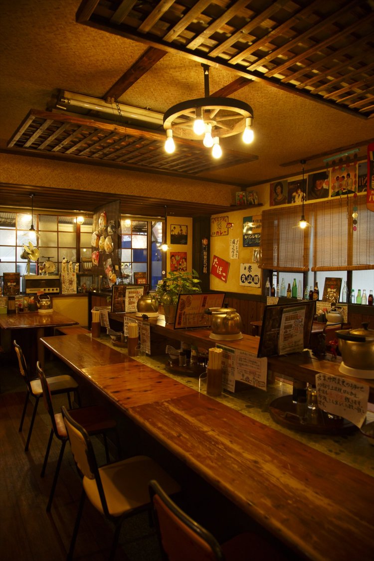 ホーロー看板やＬＰジャケットなど、店内はレトロな雰囲気。