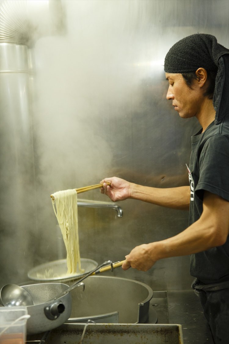 店を守る店長の佐藤正志さん。「きれいな麺線と、透き通ったスープのコントラストを楽しんでください」
