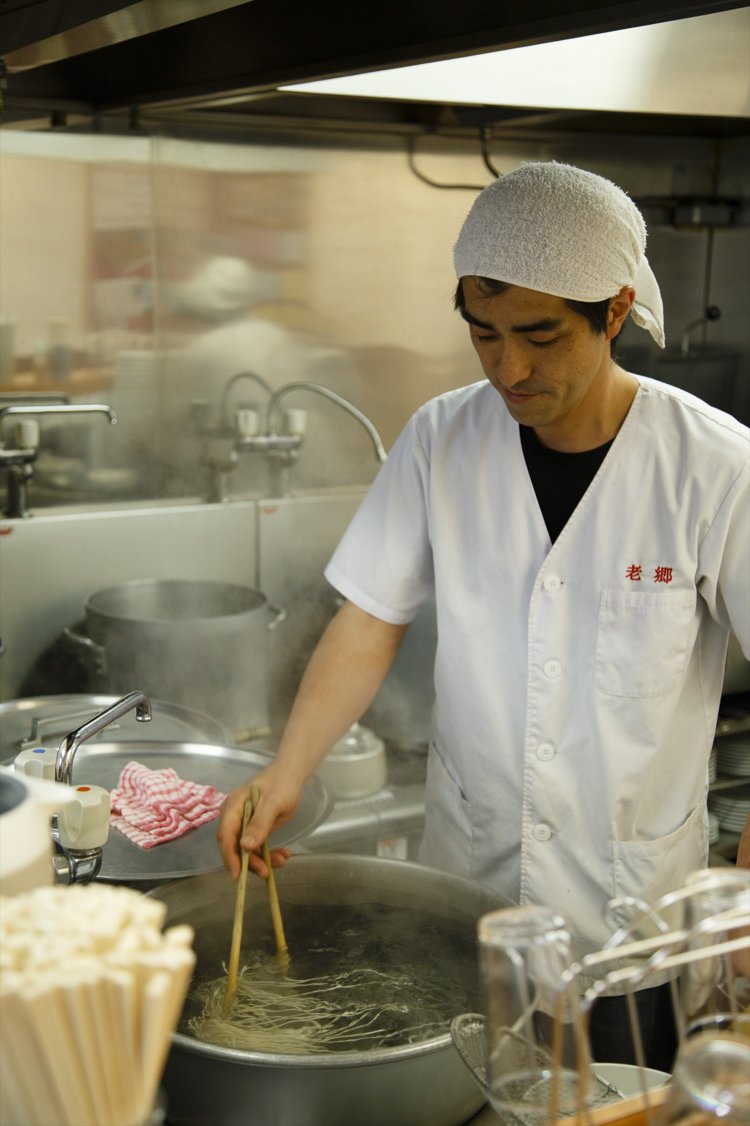 「初代が作り上げた湯麺を守り続けます」と、店主の岩間和治さん。