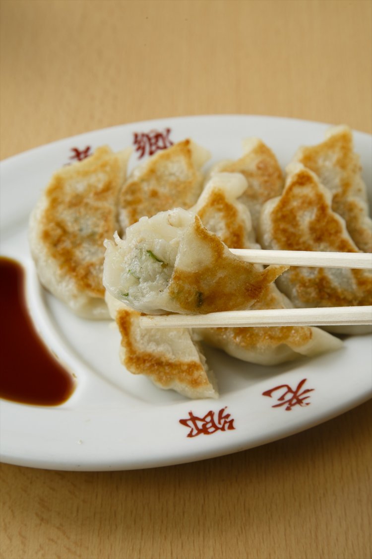 糖度の高い玉ネギとハーブ豚を使用した餃子は人気のサイドメニュー。