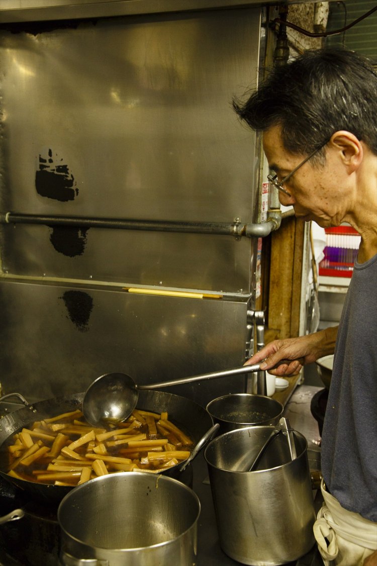 竹の子を煮込む秘伝のタレは、3代目店主の黄国栄さんと奥さんしか知らないという。
