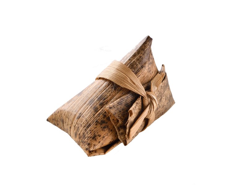 竹皮の中は餅米で作った鶏肉チマキ！