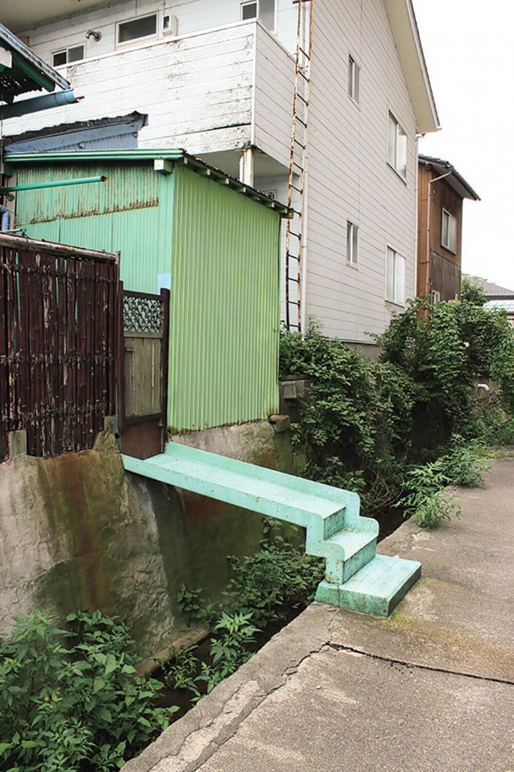 石川県金沢市の住民が作り出した風 景を収集し、本にまとめる「金沢民景」。 写真は街の「私有橋」。